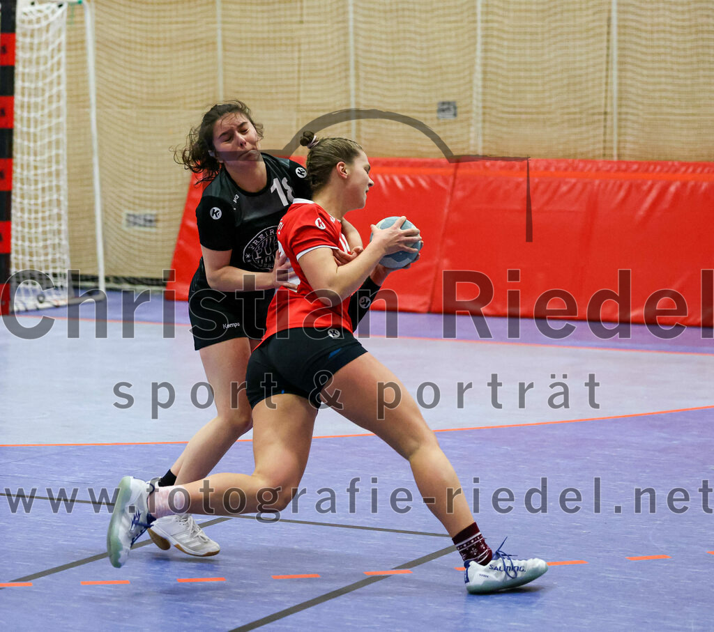 2022-12-04_067_SV_Anzing_gegen_TSV_Uebersee | Anzing, Deutschland, 04.12.2022:
Handball, Bezirksliga 2022 / 2023, 8. Spieltag, SV Anzing gegen TSV Übersee, Endergebnis: 29:24

Sophia Ladner (TSV Übersee, #18), Elena Holzmann (SV Anzing, #14)

Foto: Christian Riedel / fotografie-riedel.net