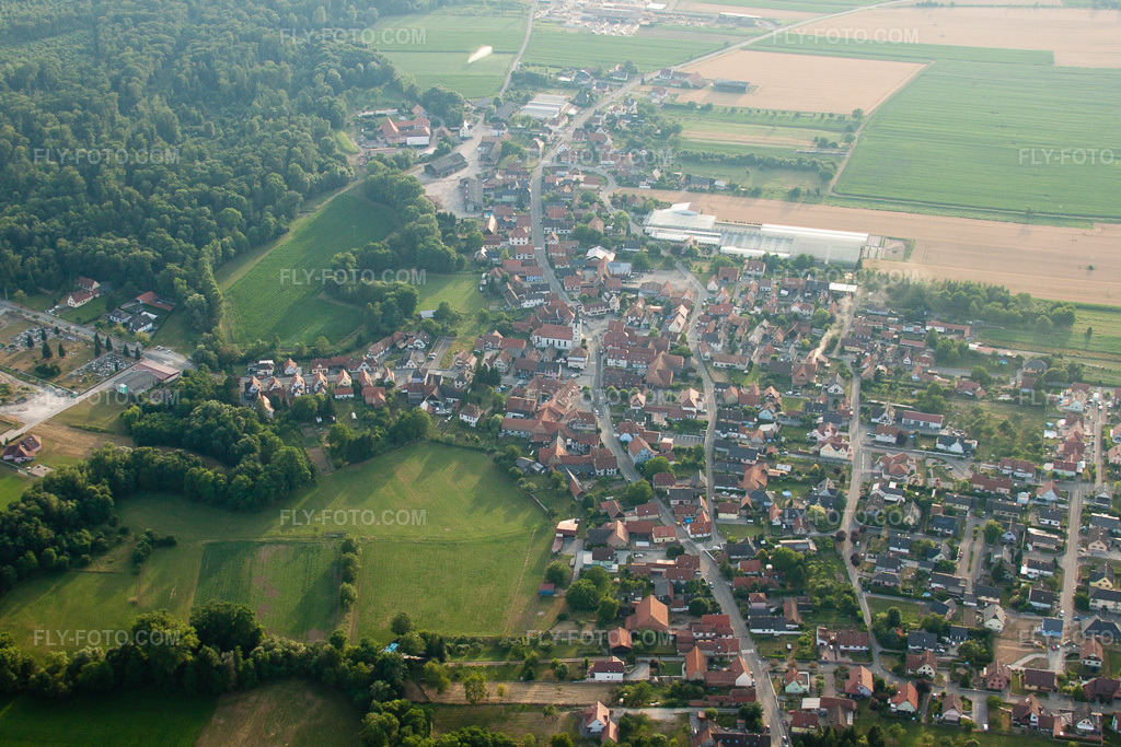 Aerial view: View of the town in Niederrœdern in the state Bas-Rhin, France.Photo: IMG_30615.jpg taken on 07/09/2010 by Werner Riehm/FLY-FOTO.comResolution of the original: 4317 x 2878 px
