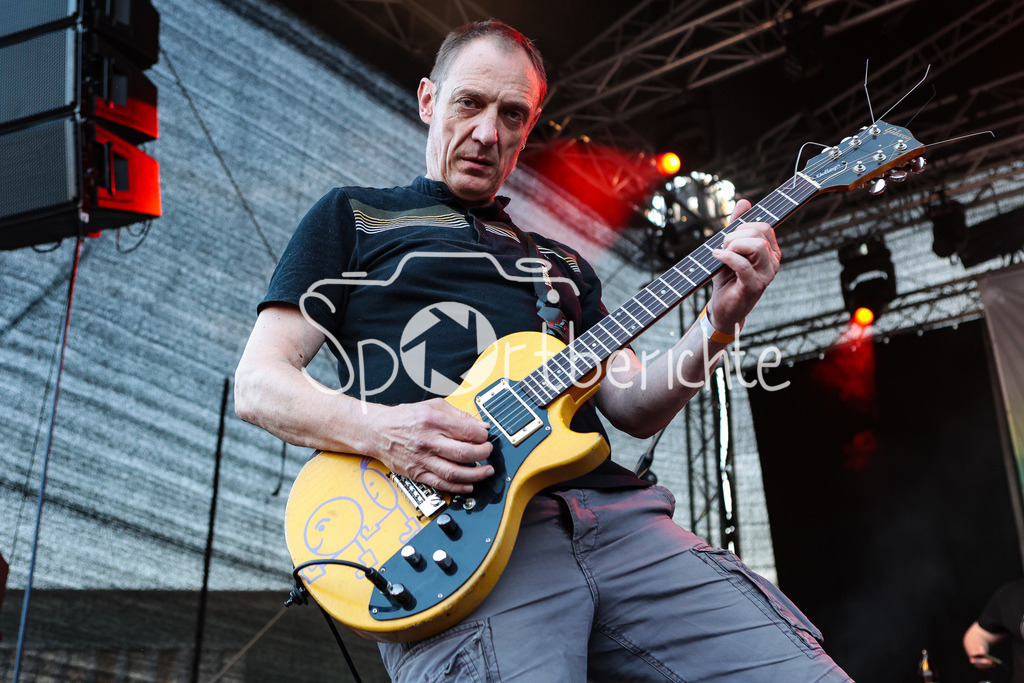 Sommer am Kiez | Nikolaj "Sonnenscheisse" von der Band "Die Kassierer" beim Auftritt auf dem Augsburger Festival "Sommer am Kiez" an der Gitarre / Livemusik / Konzert / Musik / Laut / Punk / Punkmusik / Gitarrist