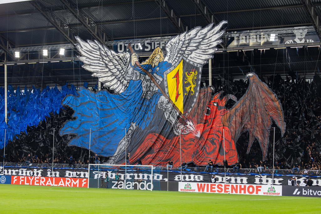 Fußball DFB-Pokal 2026/27, 1. Runde: Waldhof Mannheim gegen 1. FC Kaiserslautern | Fußball DFB-Pokal 2026/27, 1. Runde: Waldhof Mannheim gegen 1. FC Kaiserslautern***Die Fans des SV Waldhof zeigten vor Spielbeginn eine eindrucksvolle Choreografie - Realisiert mit Pictrs.com