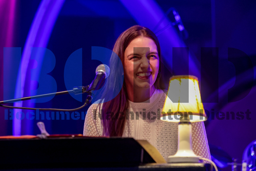 Bochum total 2024 - Die Feuersteins  {date} -  | {headline}(Foto: Sebastian Sendlak / BOND) - Realisiert mit Pictrs.com