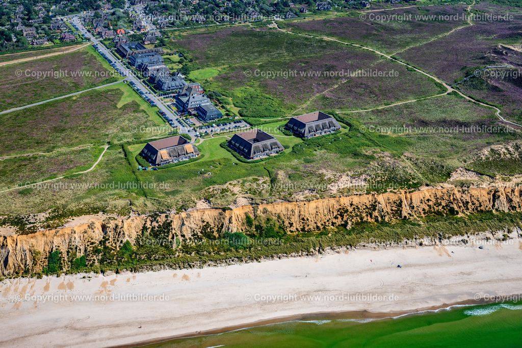 Sylt_Kampen_Rotes_Kliff_Strand_Ferienwohnung_Kliffsand_Syltluxus_Kurhausstrasse_ELS_0245130825 | KAMPEN (SYLT) 13.08.2025 Küsten- Landschaft an der Steilküste Rotes Kliff mit dem Hotel Rungholt in Kampen (Sylt) im Bundesland Schleswig-Holstein, Deutschland. // Coastal landscape on the steep coast of Rotes Kliff with the Hotel Rungholt in Kampen (Sylt) in the state Schleswig-Holstein, Germany. Foto: Martin Elsen