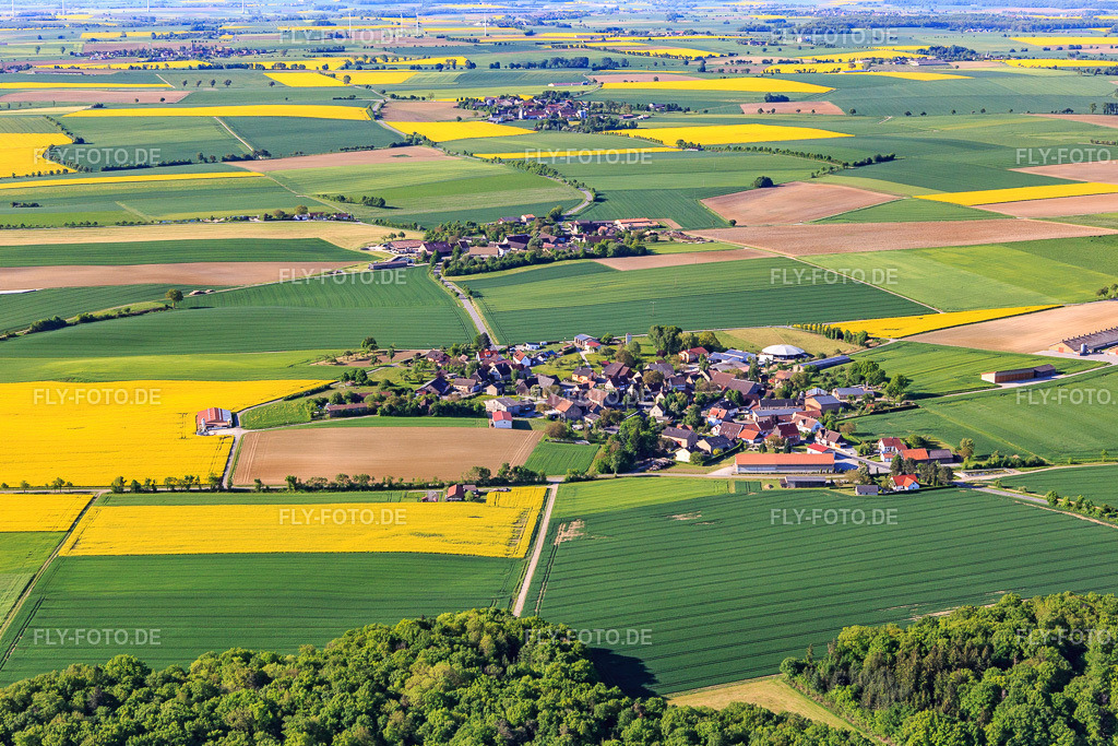 Dorfansicht am Morgen aus Norden | Luftbild: Dorfansicht am Morgen aus Norden im Ortsteil Wolfsbuch in Creglingen im Bundesland Baden-Württemberg in Deutschland. Foto: IMG_146488.jpg vom 10.05.2025 durch Werner Riehm/FLY-FOTO.de - Realisiert mit Pictrs.com
