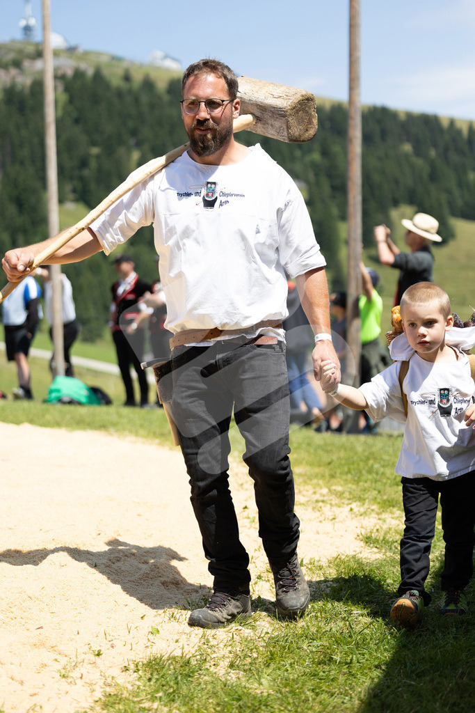 Rigi2025_2086 | Die Schwinger des Schwyzer Kantonalen Schwingerverbandes: Fotos, die Dynamik und Leidenschaft festhalten, sowie emotionale Momente aus dem traditionellen Schwingsport zeigen. - Realisiert mit Pictrs.com