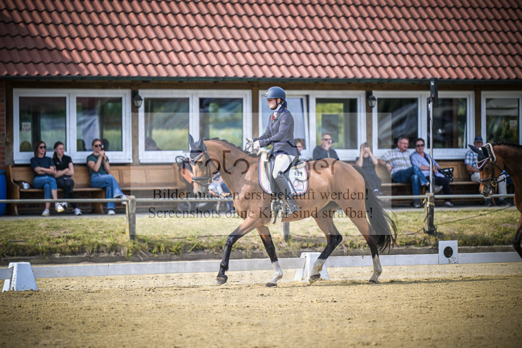 DOS_9207 | Entdecke hochwertige Reitturnierfotos von Foto Oger. Professionell, emotional und authentisch – jetzt Lieblingsmomente im Shop bestellen.Deutschlandweite Turnierfotografie. - Realisiert mit Pictrs.com
