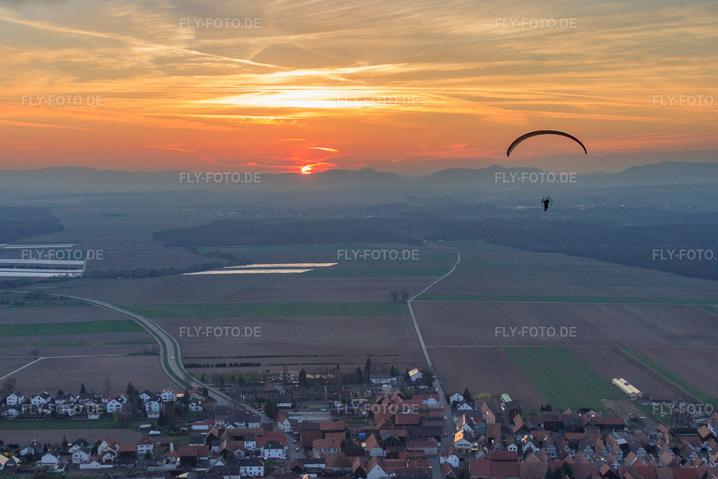 Luftbild: Paragleiter bei Sunset im Ortsteil Hayna in Herxheim im Bundesland Rheinland-Pfalz in Deutschland. Foto: IMG_38872.jpg vom 24.03.2011 durch Werner Riehm/FLY-FOTO.deAuflösung des Originals: 4188 x 2792 px