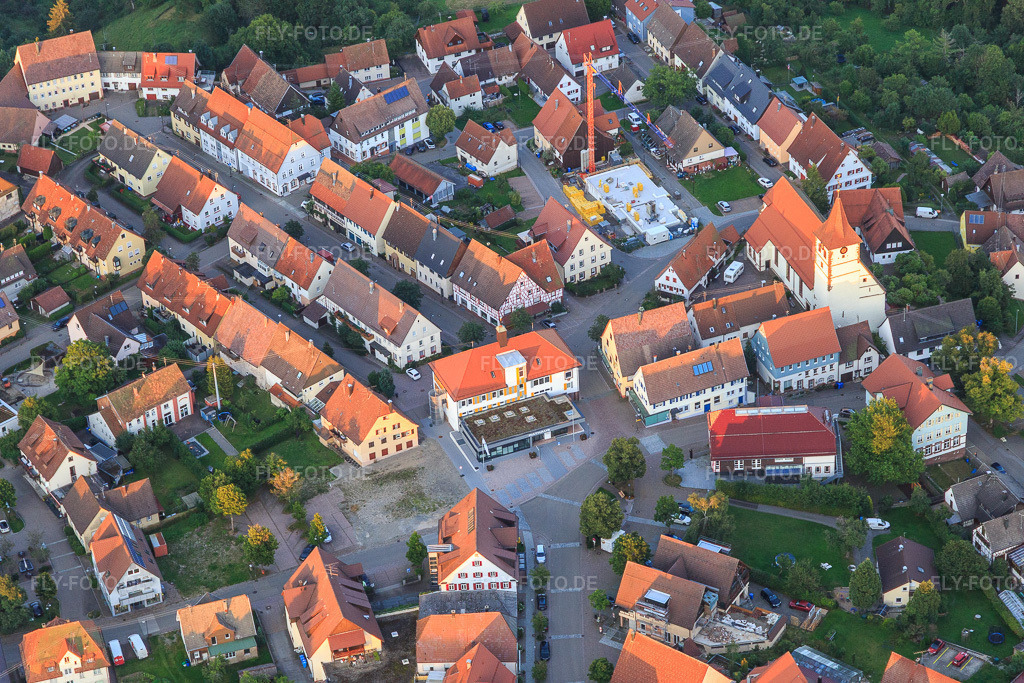 Stadtverwaltung und Kirchplatz | Luftbild: Stadtverwaltung und Kirchplatz in Dornhan im Bundesland Baden-Württemberg in Deutschland. Foto: IMG_128627.jpg vom 25.08.2021 durch Werner Riehm/FLY-FOTO.de - Realisiert mit Pictrs.com