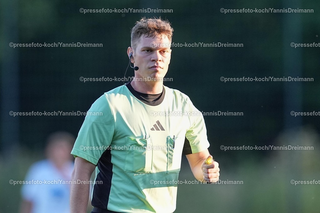 xYDR04072501060 | 04.07.2025, xydrx, Fußball, FC Viktoria Köln - SC Wiedenbrück, Testspiel, Trainingsplatz Pohlstadtsweg: Lukas Dahmann (Schiedsrichter)