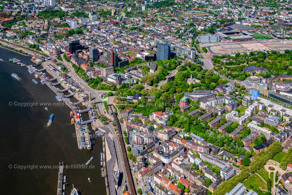 Hamburg_Landungsbrücken_Wallanlagen_St Pauli_ELS_4809010525 | HAMBURG 01.05.2025 Hafenanlagen und Landungsbrücken am Ufer des Fluss- Verlaufes der Elbe an der Straße Bei den Sankt Pauli-Landungsbrücken im Ortsteil Sankt Pauli in Hamburg, Deutschland. // Port facilities and jetties on the banks of the river course of the Elbe on the street Bei den Sankt Pauli-Landungsbruecken in the district of Sankt Pauli in Hamburg, Germany. Foto: Martin Elsen