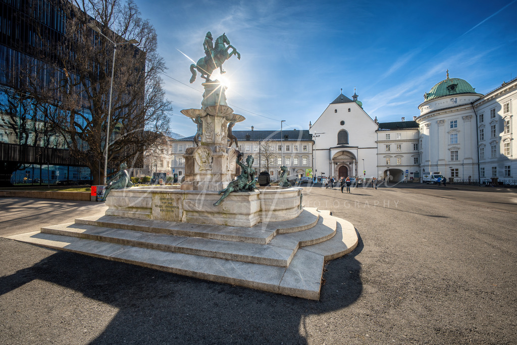 Leopoldsbrunnen | Leopoldsbrunnen mit Hofkirche und Hofburg