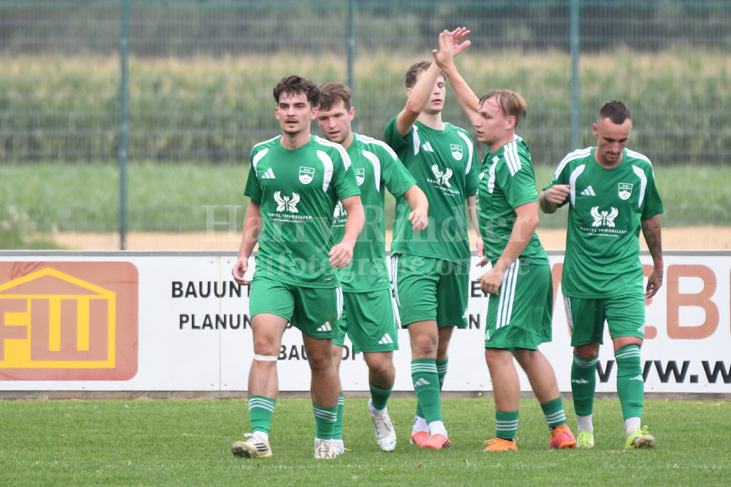 SpVgg Niederalteich : TSV Regen | Niederalteich bejubelt das 2:0 von Sebastian Kroner (Bildmitte) - Realisiert mit Pictrs.com