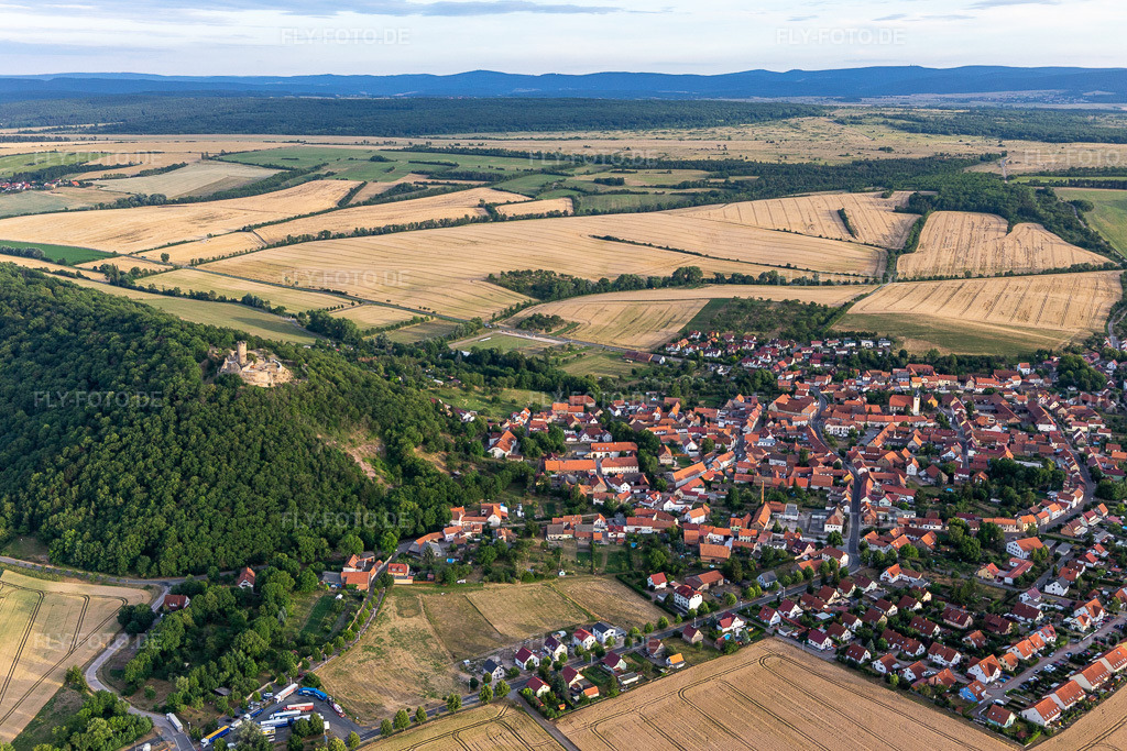 Luftbild: Ortsansicht unter der Burgruine Mühlburg von Norden im Ortsteil Mühlberg in Drei Gleichen im Bundesland Thüringen in Deutschland. Foto: IMG_116100.jpg vom 10.07.2019 durch Werner Riehm/FLY-FOTO.deThüringer Burgenland - Drei Gleichen