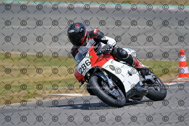 25bt04-1221 | markuskiefer.com - Realisiert mit Pictrs.com