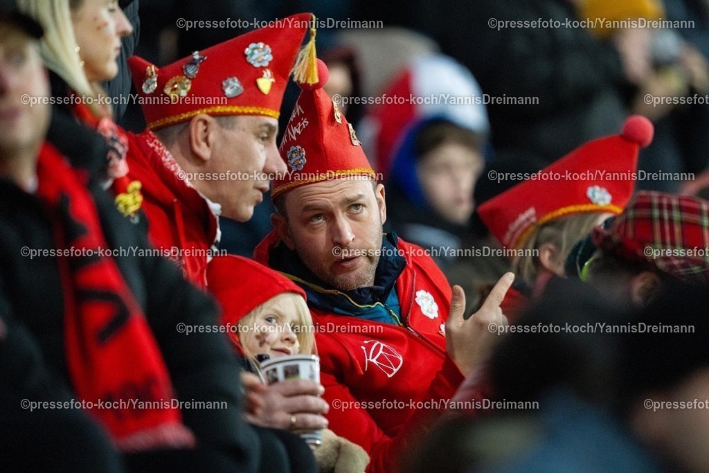 xYDR2802250101061 | 28.02.2025, xydrx, Fußball, Viktoria Köln - 1.FC Saarbrücken, 3.Liga, Sportpark Höhenberg, Saison 2024 2025: Verkleidete Viktoria Köln Fans an Karneval im Stadion. DFB regulations prohibit any use of photographs as image sequences and or quasi-video.