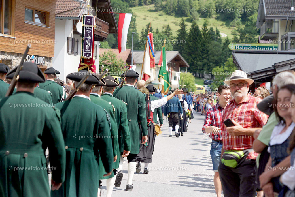 e37-news-2023-Juli23-Regimentsschuetzenfest3-Steeg-UMZUG_DORF-DSC07541 | Info aus dem Bezirk Reutte/Ausserfern Tirol sowie eine umfangreiche Bilddatenbank über die gesamte Region: Lechtal, Talkessel Reutte, Tannheimertal, Zwischentoren. Lech, Plansee, Zugspitze, Grenztunnel, B179, Fernpassstraße, Verkehr, Lawinen, Tradition, - Realisiert mit Pictrs.com