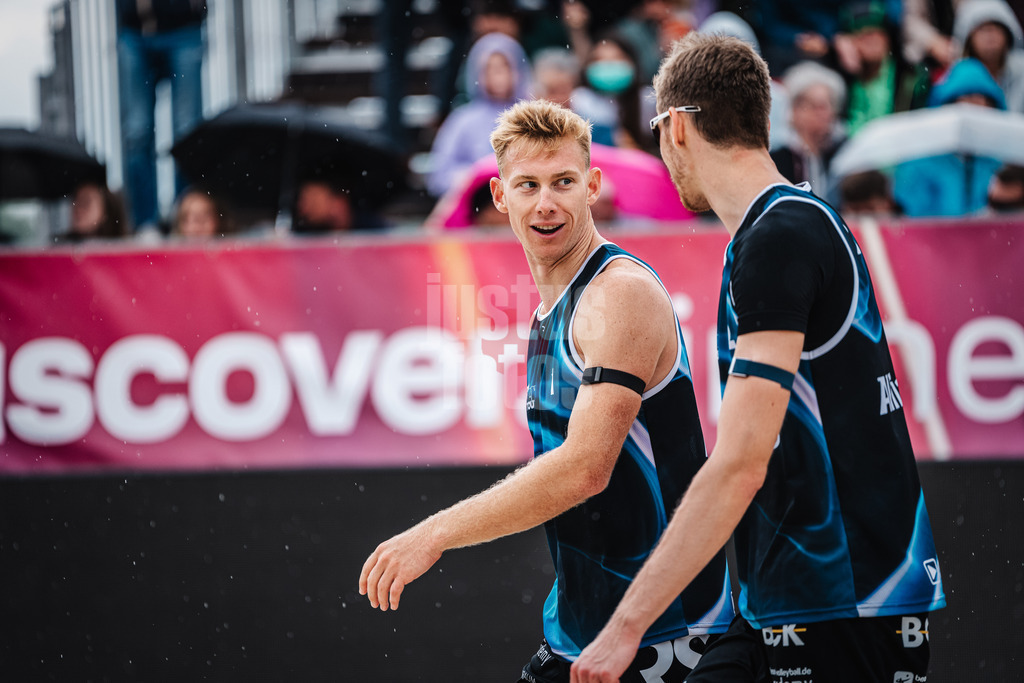 Beachvolleyball | Männer | German Beach Tour 2024 | Tourstop Düsseldorf | 19.05.2024 | Jonas Reinhardt (links) blickt Richtung Milan Sievers (rechts)