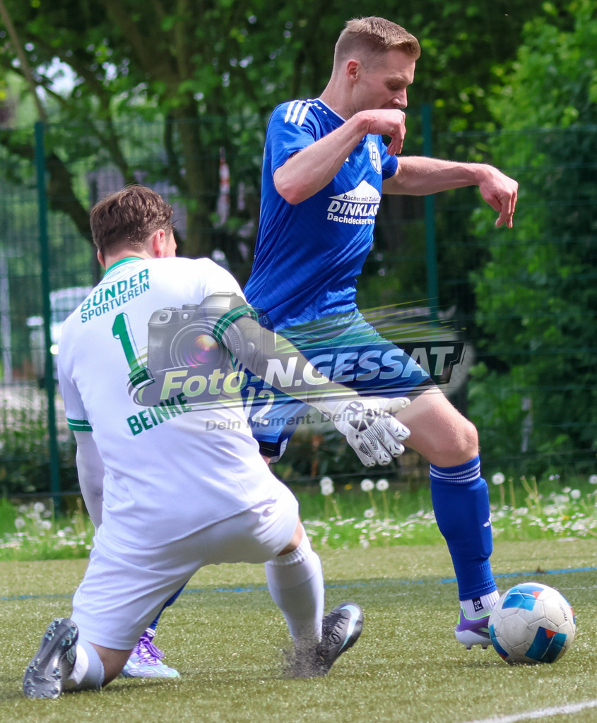 Bünder SV - SV Enger-Westerenger, | Auf dem Bild zu sehen: weiß Bünder SV: Julian Beinke ; blau SV Enger-Westerenger: Christian Sarwatka Bünder SV, SV Enger-Westerenger, Saison 25/26, Kreisliga A, Bünde, Deutschland - Realisiert mit Pictrs.com