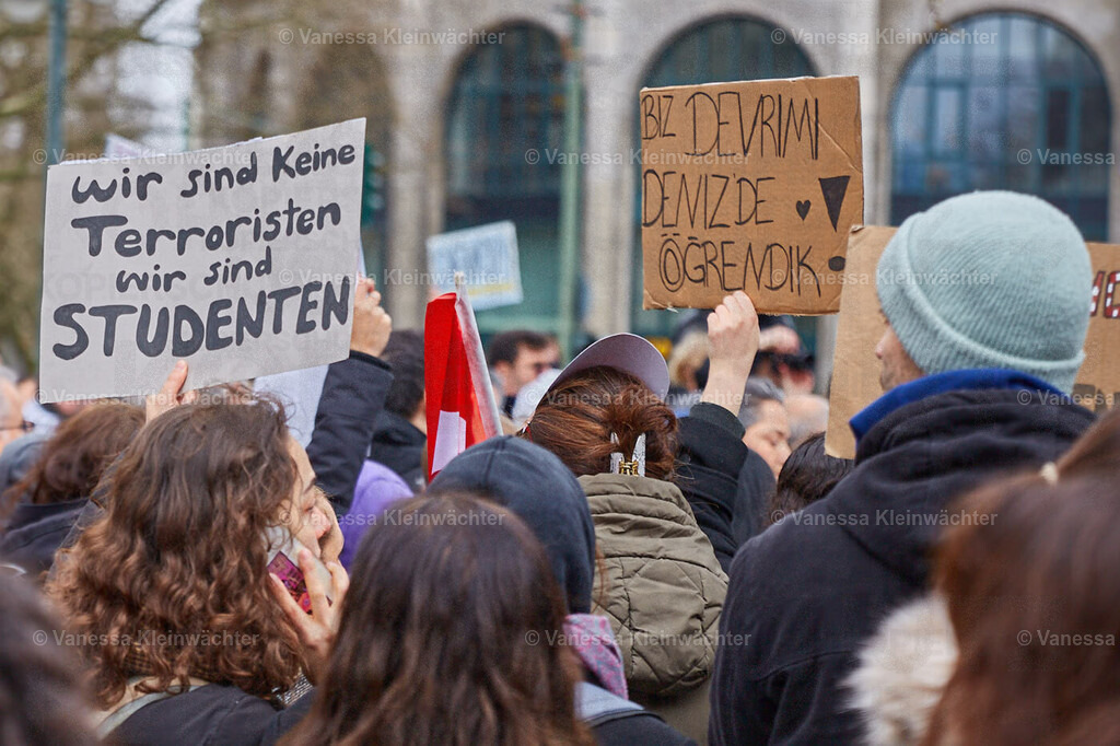 Wir sind alle Ekrem Imamoglu, Breitscheidplatz 30.03.2025 | Mehrere hundert Menschen demonstrieren am 30.03.2025 auf dem Berliner Breitscheidplatz für die Freilassung von Ekrem İmamoğlu sowie verhafteter Protestierender und für die Demokratie in der Türkei. Einige tragen Masken mit dem Gesicht des Istanbuler Bürgermeisters. - Realisiert mit Pictrs.com