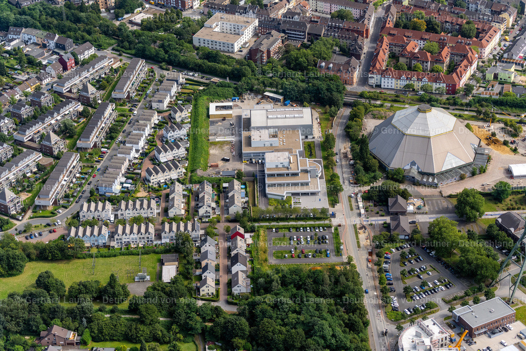4050180 | OBERHAUSEN 25.08.2021 Gebäudekomplex des Weiterbildungs- und Bildungszentrums "Berufsförderungswerk der Bauindustrie NRW gGmbH" an der Vestische Straße in Oberhausen im Ruhrgebiet im Bundesland Nordrhein-Westfalen, Deutschland. // Building complex of the education and training center "Berufsfoerderungswerk der Bauindustrie NRW gGmbH" on Vestische Strasse in Oberhausen at Ruhrgebiet in the state North Rhine-Westphalia, Germany. Foto: Gerhard Launer