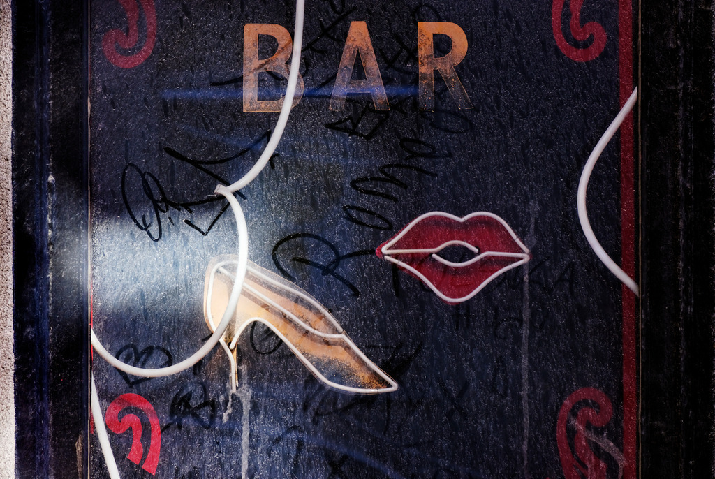 Schaufenster Bar | Wien, Austria - August 21, 2010: Schaufenster Bar in der Wiener Innenstadt. - Realisiert mit Pictrs.com