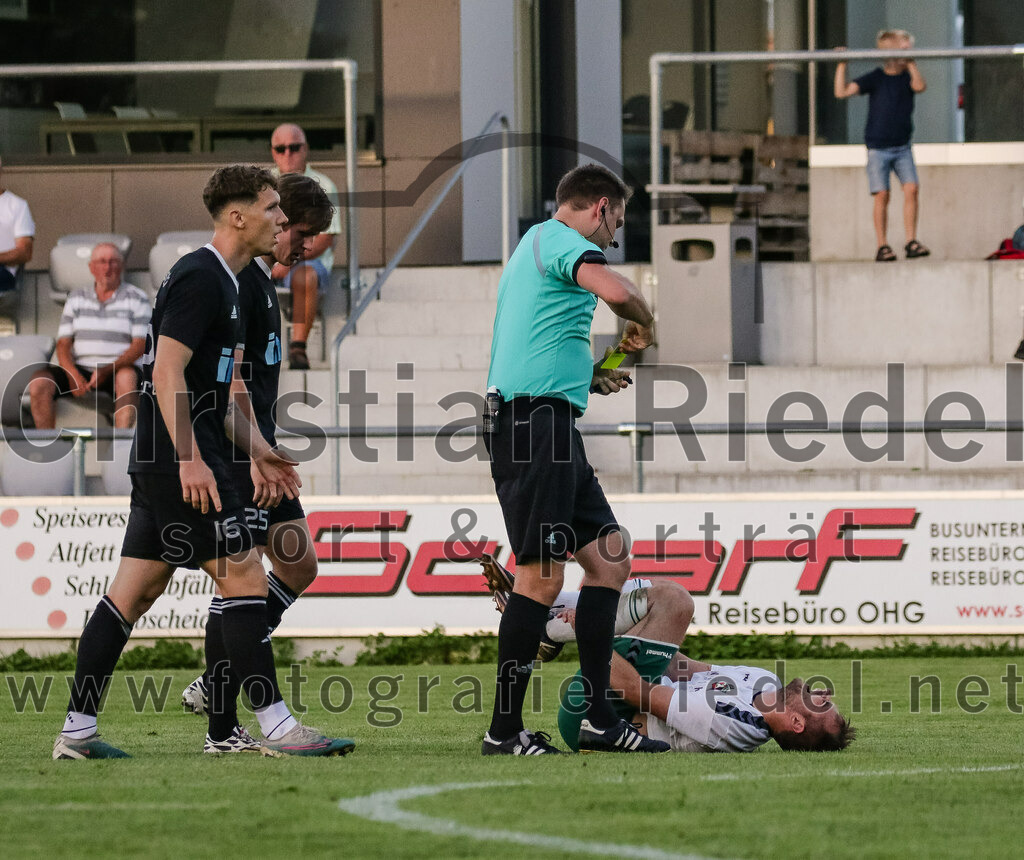 2023-08-18_119_FC_Schwaig_gegen_TSV_Kastl | Oberding, Deutschland, 18.08.2023:
Fußball, Landesliga Südost 2023 / 2024, 7. Spieltag, FC Schwaig gegen TSV Kastl, Endergebnis: 2:2

Pascal Linhart (TSV Kastl, #16), Tobias Bartl (FC Schwaig, #37), Schiedsrichter Hendrik Hufnagel

Foto: Christian Riedel / fotografie-riedel.net
