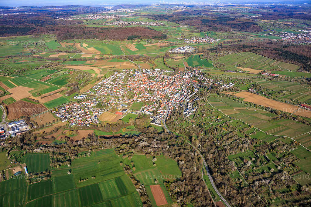Luftbild: Ortsansicht von Südosten im Ortsteil Ellmendingen in Keltern im Bundesland Baden-Württemberg in Deutschland. Foto: IMG_154015.jpg vom 02.04.2026 durch Werner Riehm/FLY-FOTO.deAuflösung des Originals: 6000 x 4000 px
