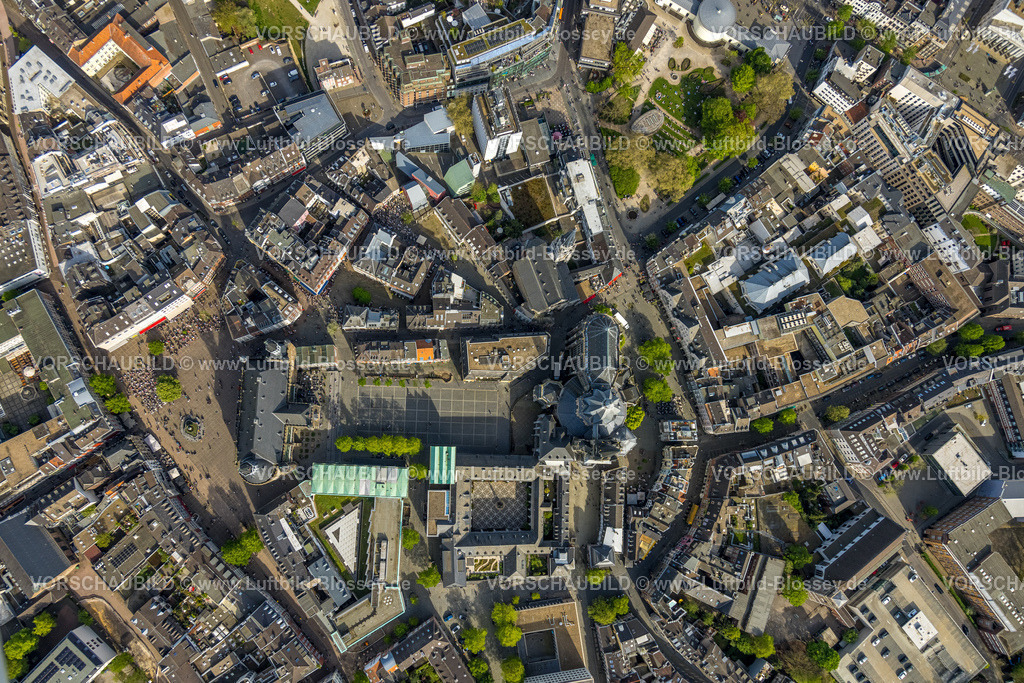 Aachen240403493 | Luftbild, Aachener Dom mit Katschhof Platz und Rathaus mit Marktplatz in der Aachener Altstadt, Stadtpfarrkirche St. Foillan am Münsterplatz, historische Sehenswürdigkeit, Wohngebiet, Senkrechteaufnahme, Markt, Aachen, Rheinland, Nordrhein-Westfalen, Deutschland