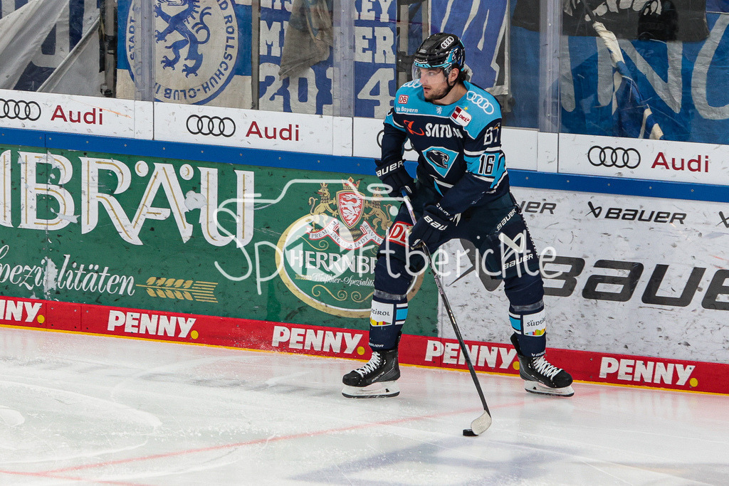 ERC Ingolstadt - Augsburger Panther | Tye McGINN (ERC #16) am Puck