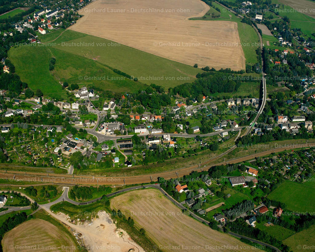 2538279 | NIEDERWIESA 01.08.2005 Ortsansicht der Straßen und Häuser der Wohngebiete im Bereich der Talstraße in Niederwiesa im Bundesland Sachsen, Deutschland. // Town View of the streets and houses of the residential areas in the Talstrasse area in Niederwiesa in the state Saxony, Germany. Foto: Gerhard Launer