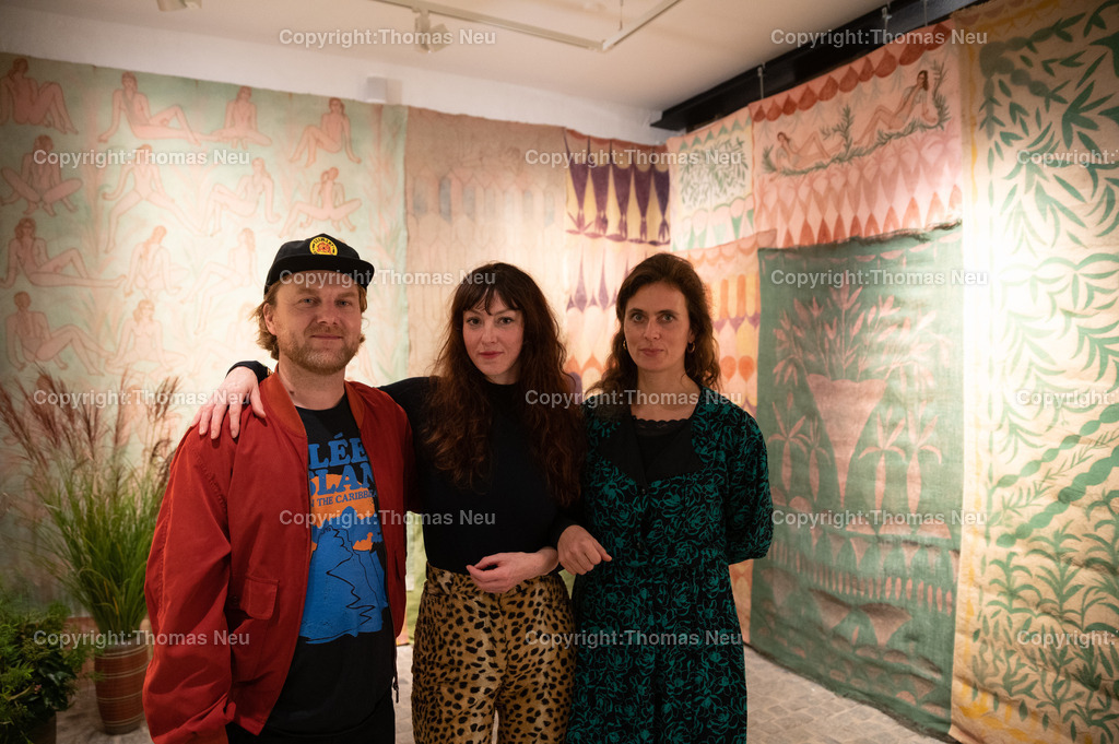 DSC_7137 | bbe,Museum, "Mamma Mia Amore Mio" Ausstellung der drei befreundeten Künstler.innen (V.L. Inga Kerber (grünes Kleid) , Moritz Schleime und Corinna von Lebusa ,, Bild: Thomas Neu