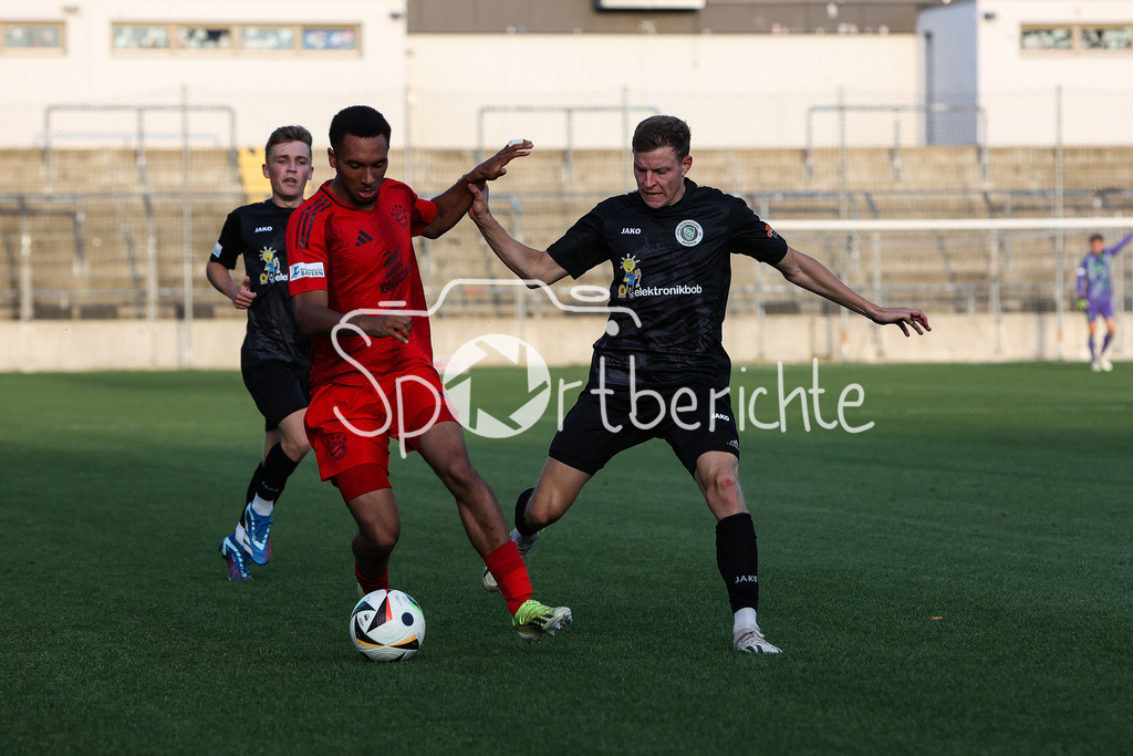 FC Bayern Amateure - SpVgg Ansbach | im Duell Vincent MANUBA (FCB #2) und Riko MANZ (Ansbach #29) / Zweikampf