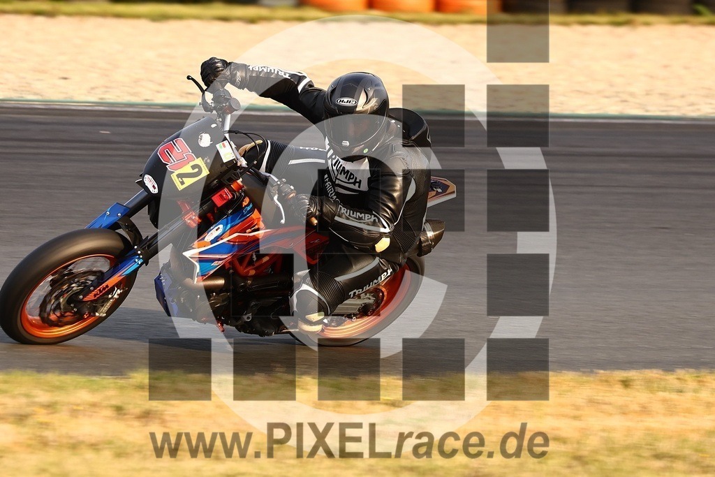 0212-20240916_03365 | Schöne Erinnerungen an spannende Momente - das festzuhalten ist unser Job. PIXELrace.de ist seit 2003 auf den Rennstrecken Europas unterwegs um die Action draußen beim Fahren und die wunderbare Stimmung imm Fahrerlager für euch einzufangen.