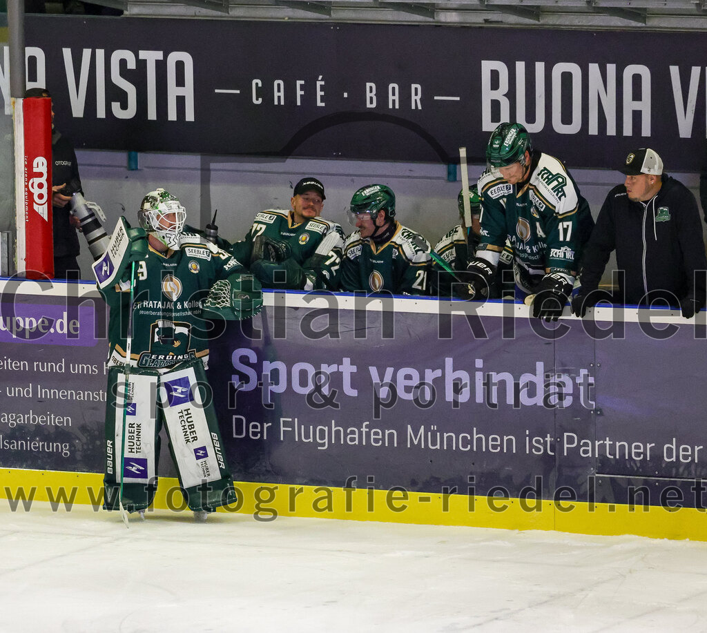 2025-09-26_104_TSV_Erding_gegen_SC_Riessersee | Erding, Deutschland, 26.09.2025:Eishockey, Oberliga Süd 2025 / 2026, 3. Spieltag, TSV Erding gegen SC Riessersee, Endergebnis: 3:5Torwart Leon Meder (Erding Gladiators, #39), Torwart David Zabolotny (Erding Gladiators, #72), Erik Modlmayr (Erding Gladiators, #21), Elia Ostwald (Erding Gladiators, #17)Foto: Christian Riedel / fotografie-riedel.net