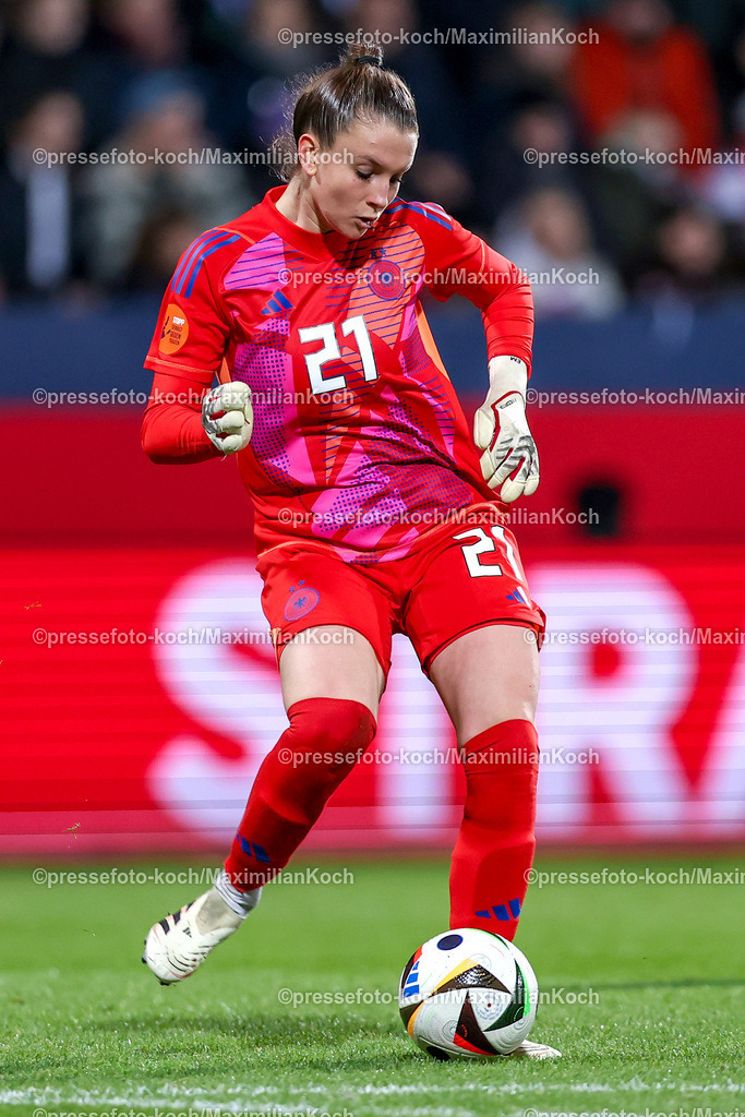 DFB0212240114202162 | 02.12.2024, Fußball Länderspiel Frauen, Deutschland - Italien, Vonovia-Ruhrstadion Bochum, Saison 2024 2025: Torwart Ena Mahmutovic (GER #21)DFB regulations prohibit any use of photographs as image sequences and or quasi-video.