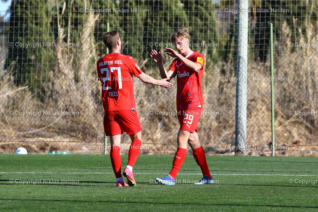 NH_HolsteinKiel_SVDarmstadt98_Testspiel_06012024 | #29 Niklas Niehoff (Holstein Kiel) bejubelt den zweiten Treffer gegen den SV Darmstadt 98.

Testspiel I Trainingslager Spanien I 06.01.2024