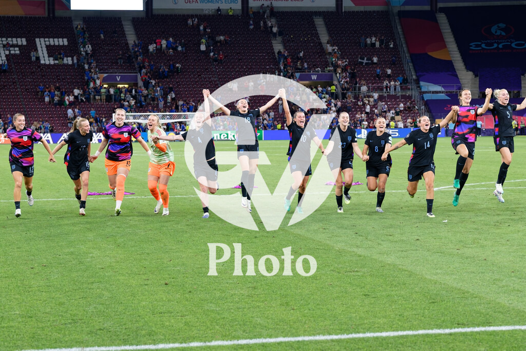 England v Italy - UEFA Women's EURO 2025 Semi-Final | GENEVA, SWITZERLAND - JULY 22:  England team celebrates after winning  during the UEFA Women's EURO 2025 Semi-Final match between England and Italy at Stade de Geneve on July 22, 2025 in Geneva, Switzerland. (Photo by Giuseppe Velletri/Sports Press Photo/Getty Images)