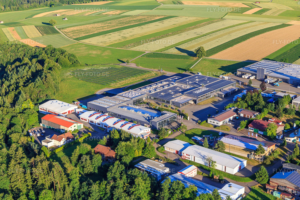 Luftbild: Industriegebiet Oberwiesachstraße mit ROHE Technology GmbH, Pewe Weidlich GmbH, SuperAlloy Manufaktur GmbH und Dobergo GmbH & Co. KG im Ortsteil Betzweiler in Loßburg im Bundesland Baden-Württemberg in Deutschland. Foto: IMG_148964.jpg vom 28.06.2025 durch Werner Riehm/FLY-FOTO.deWWW.GROHE-TECHNOLOGY.DE