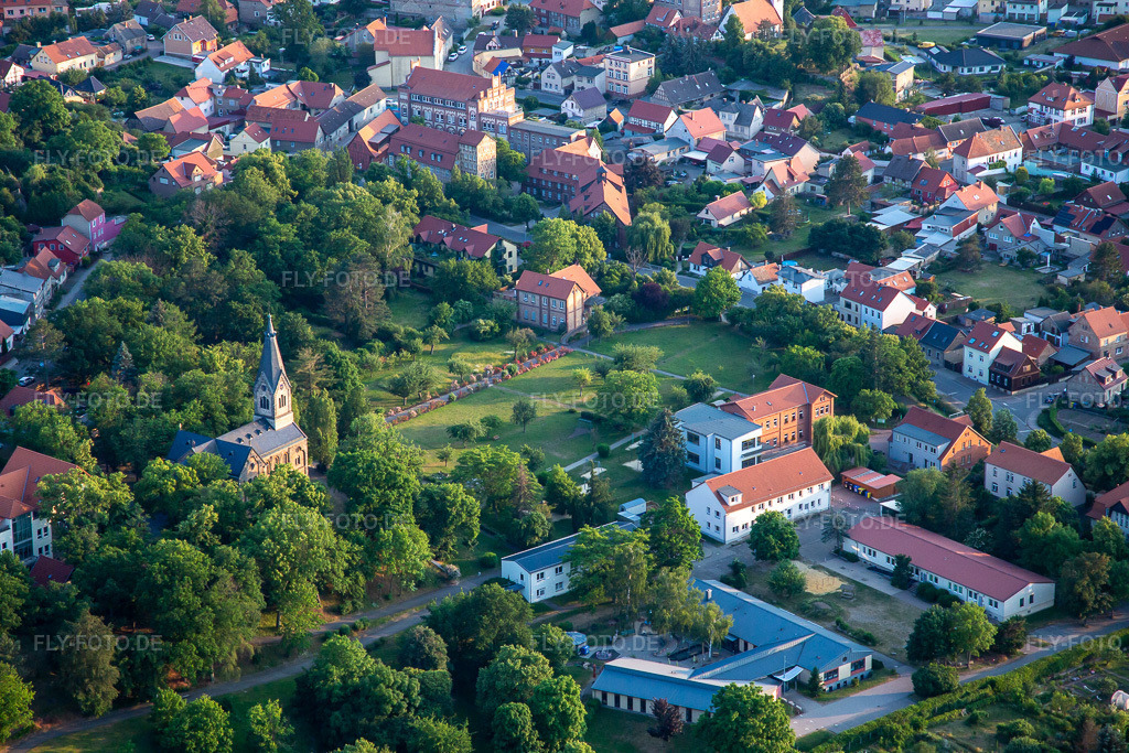 Luftbild: Lindenhofskirche im Ortsteil Neinstedt in Thale im Bundesland Sachsen-Anhalt in Deutschland. Foto: IMG_136521.jpg vom 17.06.2023 durch Werner Riehm/FLY-FOTO.de