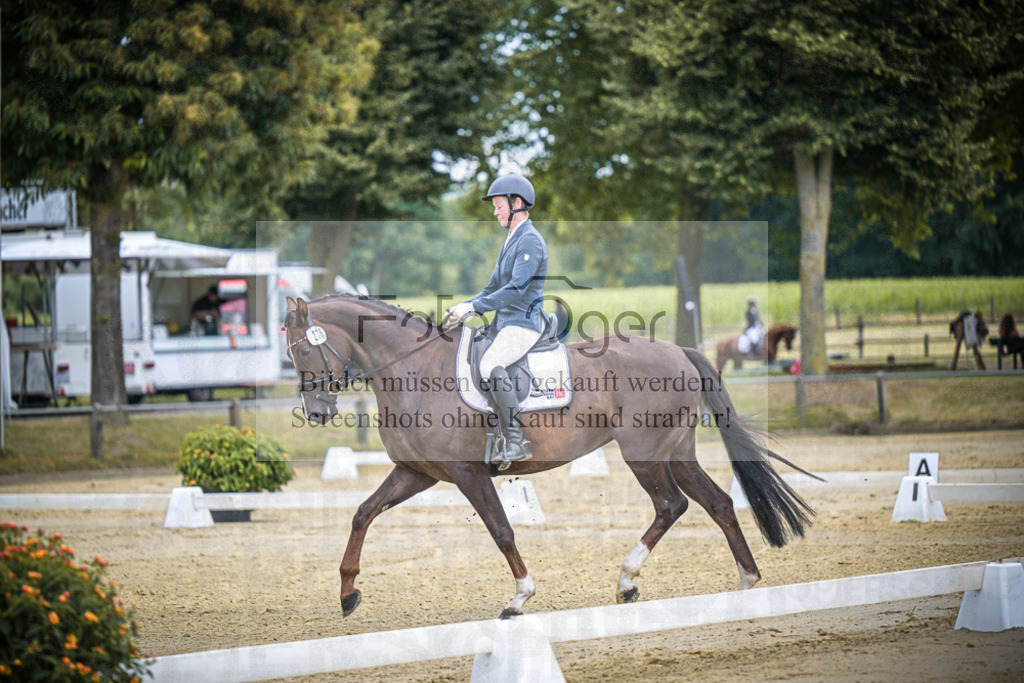 DOS_8018 | Entdecke hochwertige Reitturnierfotos von Foto Oger. Professionell, emotional und authentisch – jetzt Lieblingsmomente im Shop bestellen.Deutschlandweite Turnierfotografie. - Realisiert mit Pictrs.com