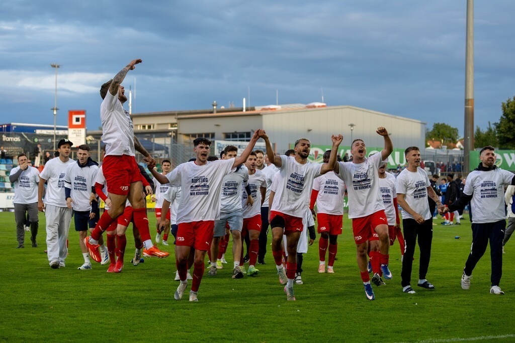 Fußball, Aufstiegsspiel zur Regionalliga Südwest, FK Pirmasens gegen VfR Mannheim | Fußball, Aufstiegsspiel zur Regionalliga Südwest, FK Pirmasens gegen VfR Mannheim***Riesiger Jubel beim VfR nach dem Schlusspfiff und dem damit verbundenen Aufstieg in die Regionalliga Südwest - Realisiert mit Pictrs.com