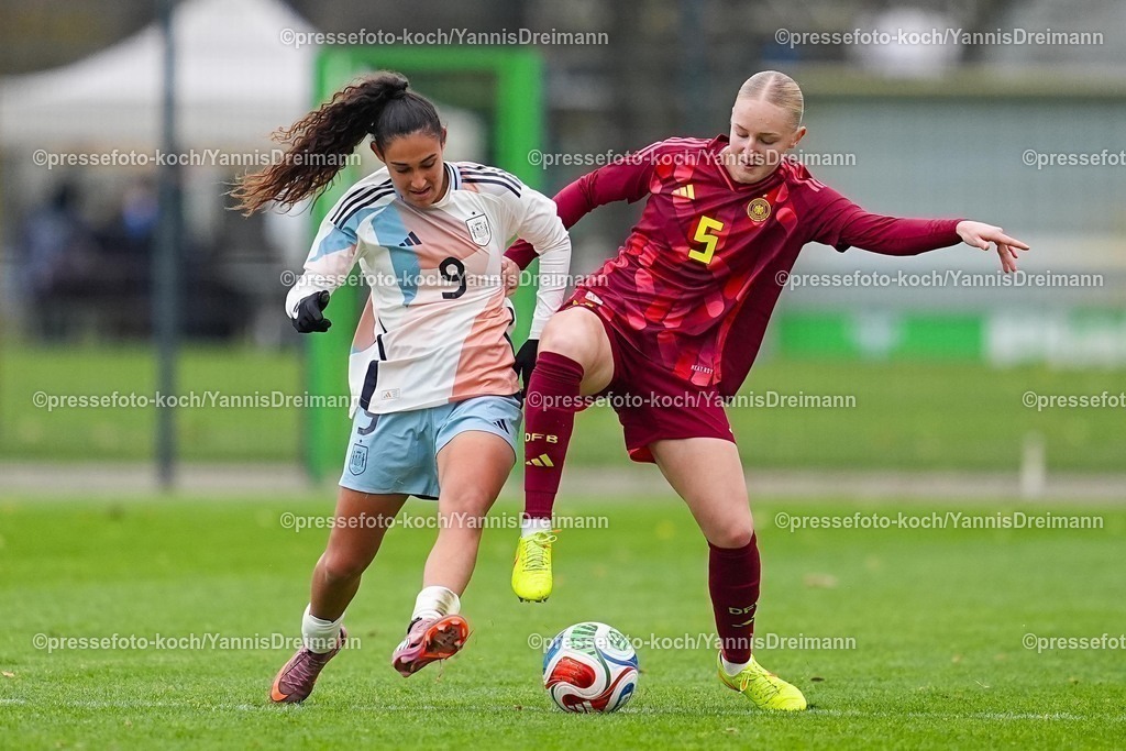 xYDRx02122501038 | 02.11.2025, xydrx, Fußball, Länderspiel, EM-Qualifikation U19-Frauen, Deutschland - Spanien, Sportschule Wedau: Celia Segura (ESP #9) im Zweikampf gegen Luzie Zaehringer (GER #5)DFB regulations prohibit any use of photographs as image sequences and or quasi-video.Photo: xYannisxDreimannxPressefotoKochx