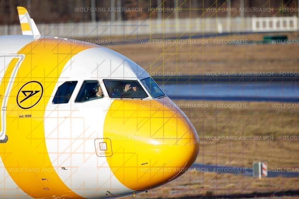 2026102-105222_EDDF_NW_TAXI_R3C_0186 | Im Cockpit des Flughafen Frankfurt am Main tragen Piloten und Pilotinnen täglich enorme Verantwortung. Konzentration, Erfahrung und Vertrauen im Team prägen diese besonderen Momente. Jeder Blick auf Instrumente, jede Entscheidung steht für Sicherheit, Präzision und Professionalität – eine stille Wertschätzung für Menschen, die Fliegen möglich machen. - Realisiert mit Pictrs.com