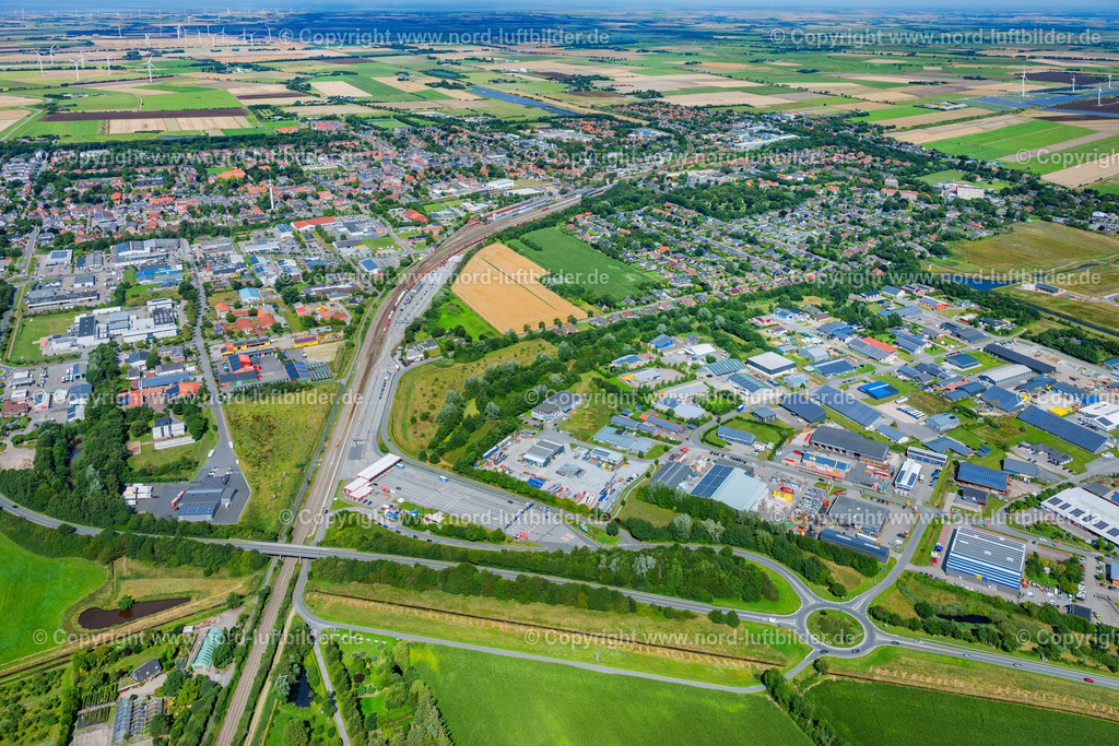 Niebüll_Autoverladung_Sylt_Zug_ELS_8683130825 | NIEBüLL 13.08.2025 Gleisverlauf und Bahn -Betriebsgebäude in Niebüll im Bundesland Schleswig-Holstein, Deutschland. Autoverladung für den " Sylt- Shuttle " der DB Fernverkehr AG und RDC AUTOZUG Sylt GmbH als Betreiber der Verbindung " Blauer Autozug Sylt ". // Track layout and railway operations building in Niebuell in the state Schleswig-Holstein, Germany. Foto: Martin Elsen