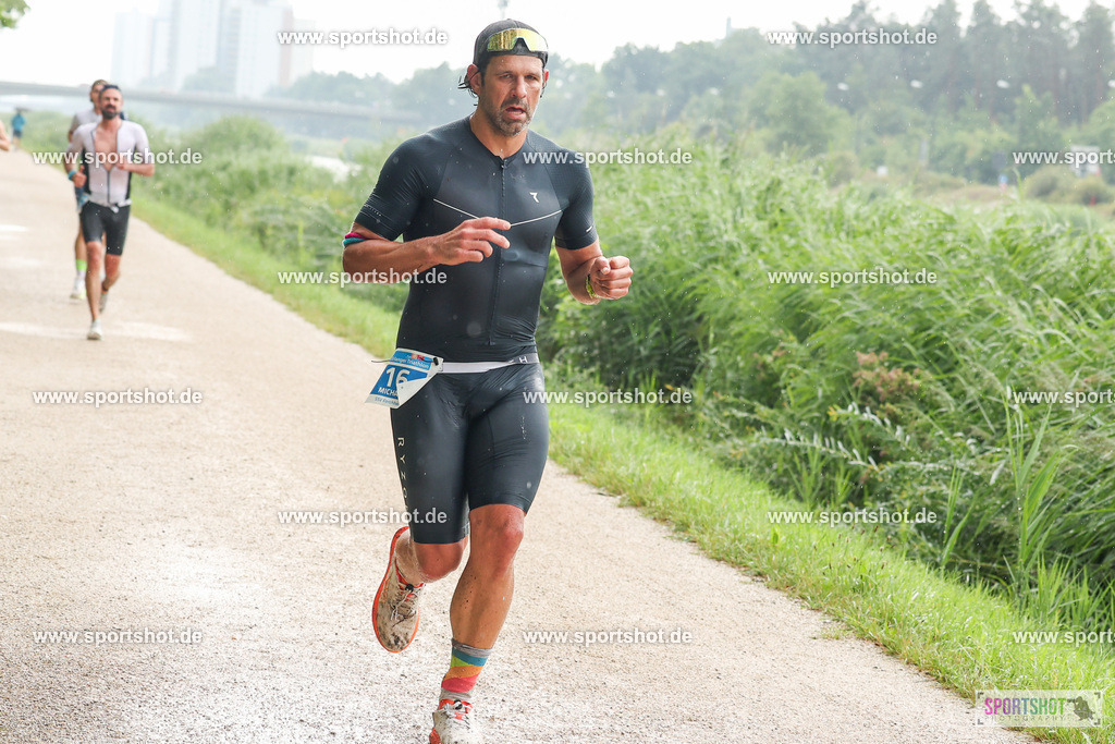 LUR_1447 | 34. M-net Erlanger Triathlon 2025 #erlangertriathlon  #mnettriathlon2025 #mnettriathlon #team #olympischedistanz #mitteldistanz #triathlon #maindonaukanal  #erlangertriathlon2025 #yourpictrs #tv1848 #tv1848erlangen  #triathlonbayern #sportinerlangen #demsportverbunden #sportshot_your_pictrs Copyright: www.sportshot.de