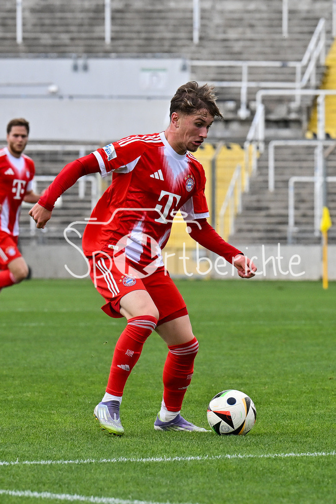 FC Bayern Amateure - FC Würzburger Kickers | am Ball Tim Andreas BINDER (FC Bayern Muenchen II 11) / Regionalliga Bayern: FC Bayern Amateure - FC Würzburger Kickers; Grünwalder Stadion am 27.09.2025 / Einzelfoto / Freisteller