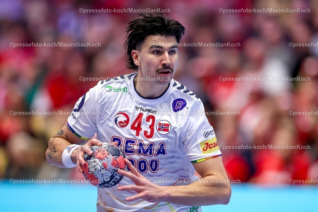 EHF22012602110 | 22.01.2026, Handball, Men's EHF EURO 2026, Spanien - Norwegen, Jyske Bank Boxen in Herning, Dänemark, Main Round:  Simen Ulstad Lyse (Norway #43) 