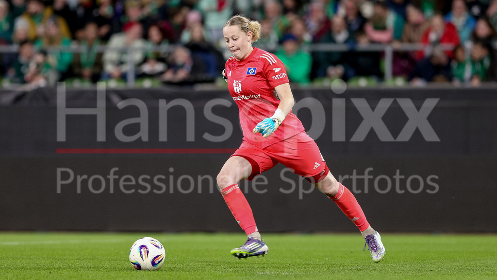 Fussball, Google Pixel Frauen-Bundesliga, SV Werder Bremen - Hamburger SV | Larissa Haidner (Torhüterin, Torwart, Hamburger SV, 33) am Ball, Freisteller, Einzelbild, Ganzkörper, Aktion, Action, Spielszene, DIE DFB-RICHTLINIEN UNTERSAGEN JEGLICHE NUTZUNG VON FOTOS ALS SEQUENZBILDER UND/ODER VIDEOÄHNLICHE FOTOSTRECKEN. DFB REGULATIONS PROHIBIT ANY USE OF PHOTOGRAPHS AS IMAGE SEQUENCES AND/OR QUASI-VIDEO.