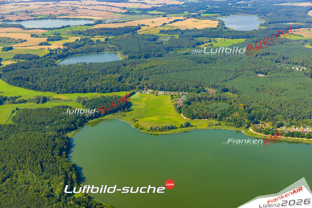 Stadt Warin von Oben- Die Luftaufnahme wurde 2025 vom UL-Flugzeug heraus erstellt ( keine Drohnenaufnahme ) - Hochauflösende Luftaufnahme - für Wandbilder und großformatige Ausdrucke geeignet. Das besondere Geschenk!Hier alle&nbsp;Infos zur Lizenzierung der LuftaufnahmeWir fliegen auch dieses Jahr wieder in Ihre Region um Luftbilder zu erstellen.- Luftbild anfragen