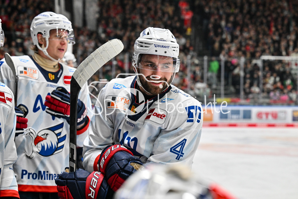Augsburger Panther - Adler Mannheim | Lachende Gesichter auf der BAnk der Gaeste / Nick CICEK (Adler Mannheim 4) / DEL: Augsburger Panther - Adler Mannheim, Curt Frenzel Stadion am 16.02.2025