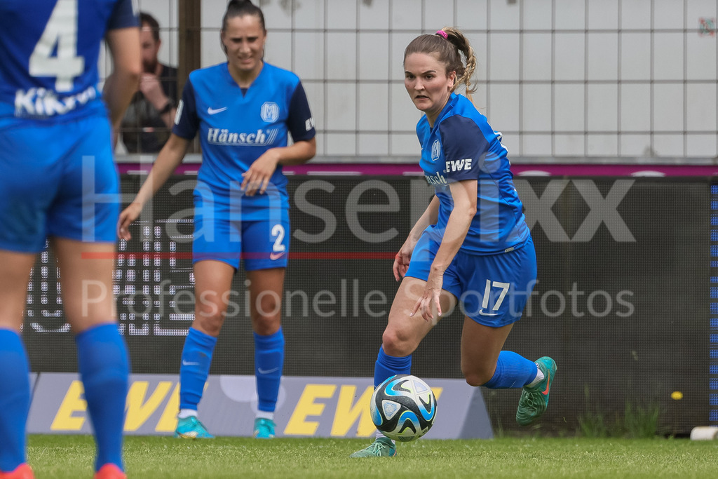 Fussball, 2. Frauen-Bundesliga, SV Meppen - VfL Wolfsburg II | v.li.: Noreen Günnewig (SV Meppen, 17) am Ball, Einzelbild, Ganzkörper, Aktion, Action, Spielszene, DIE DFB-RICHTLINIEN UNTERSAGEN JEGLICHE NUTZUNG VON FOTOS ALS SEQUENZBILDER UND/ODER VIDEOÄHNLICHE FOTOSTRECKEN. DFB REGULATIONS PROHIBIT ANY USE OF PHOTOGRAPHS AS IMAGE SEQUENCES AND/OR QUASI-VIDEO.